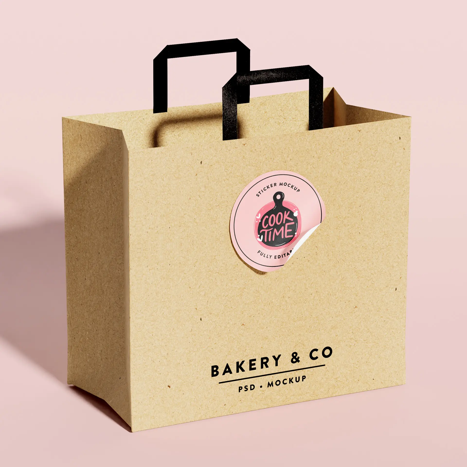 Bruine papieren tas met zwarte handvatten en een ronde roze sticker met het label "Kooktijd", met de merknaam "Bakery & Co." eronder gedrukt.
