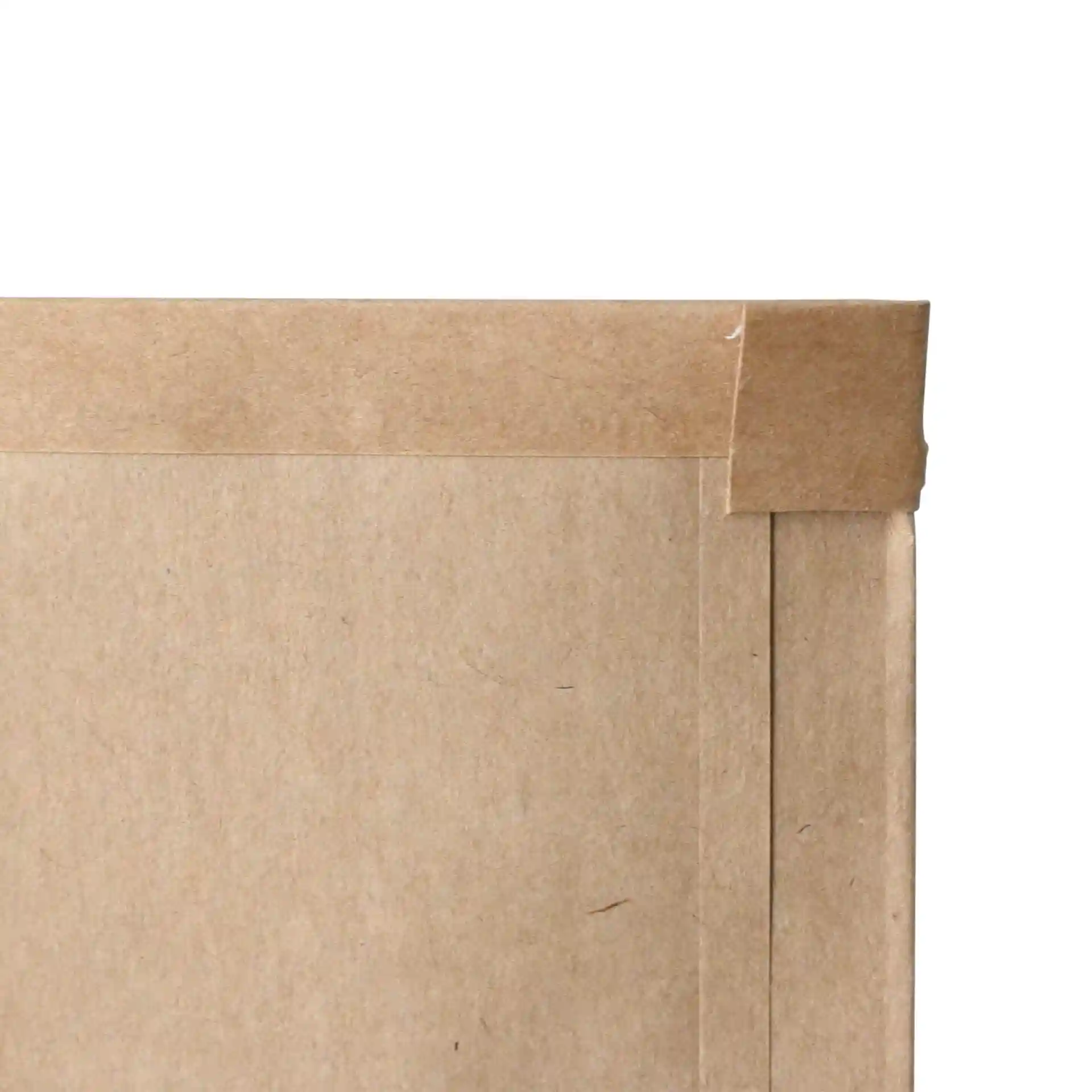 Close-up van de bovenrand van een bruine kraftpapier blokbodemzak met een tinnen sluiting.