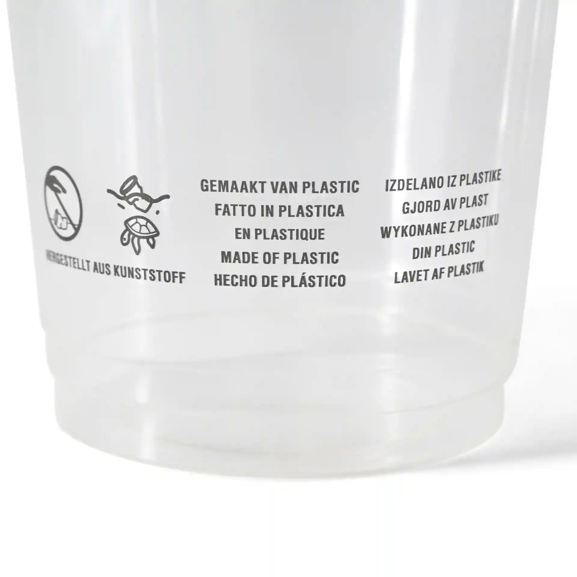 Heldere plastic beker met meerlinguale tekst die aangeeft dat het van plastic is, met een verbodssymbool en insectgrafiek.