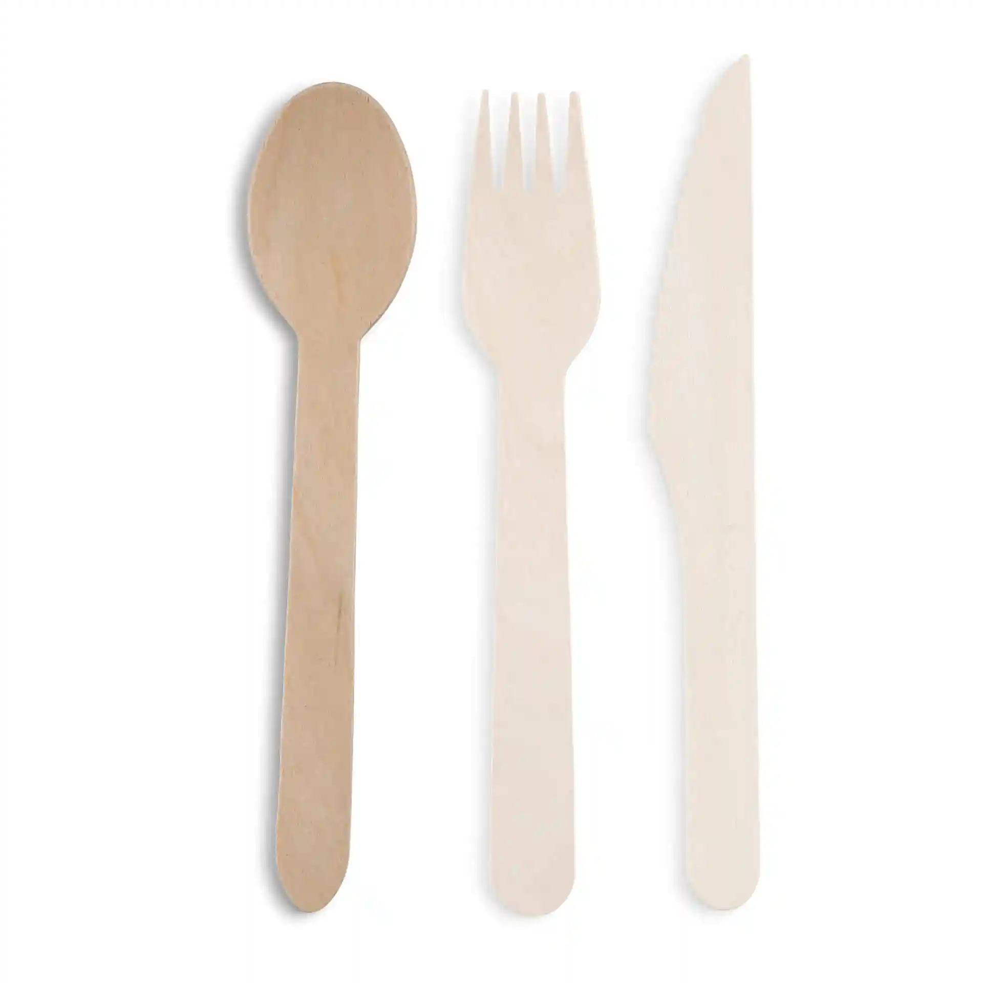 Drie houten keukengerei: een lepel, een vork en een mes, weergegeven op een witte achtergrond.