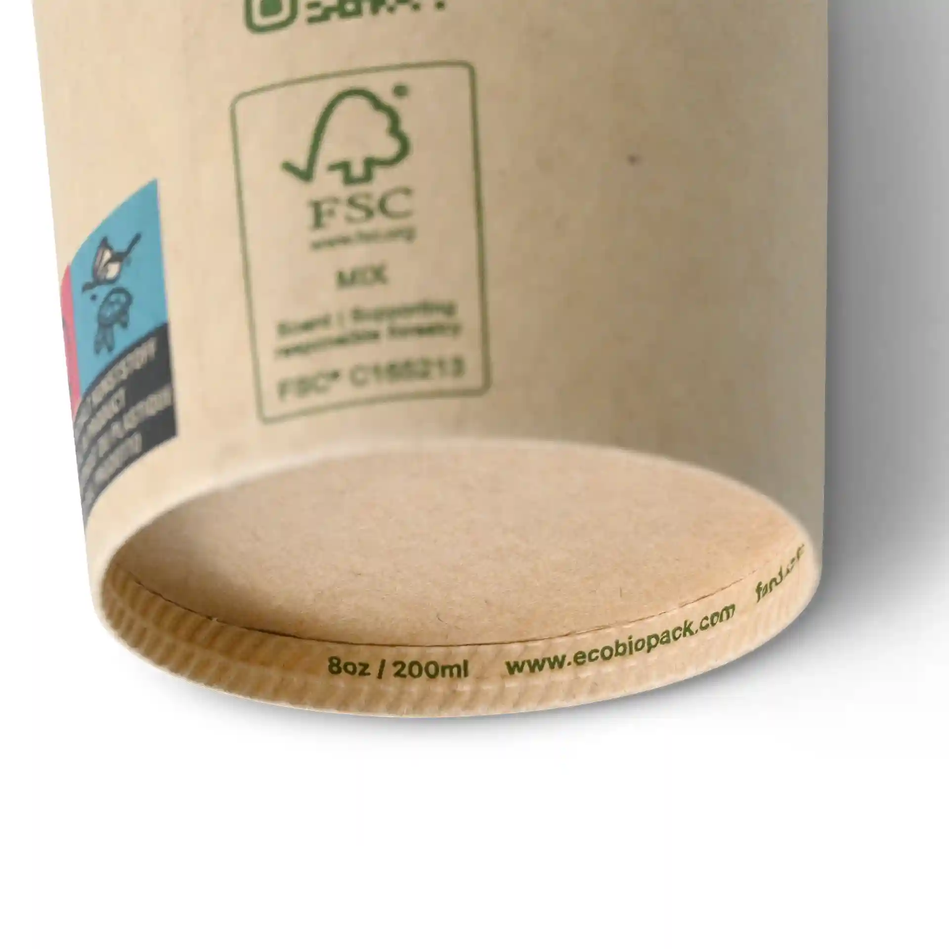 Bruine papieren beker met een diameter van 80 mm en een hoogte van 90 mm, toont de bodem en de binnenkant.