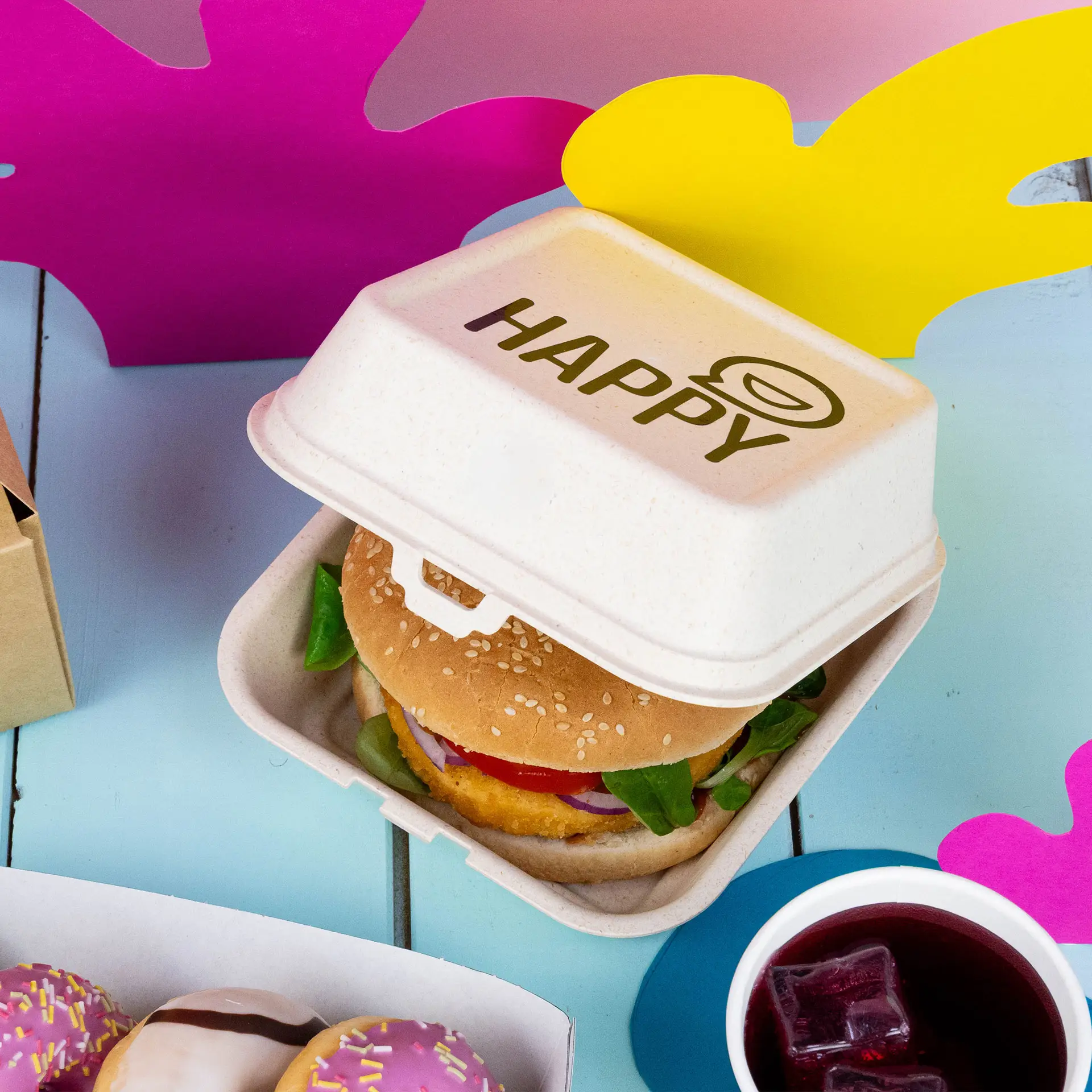 Herbruikbare romige witte burgerdoos met aangepast ontwerp; geschikt voor warme en koude voedsel, getoond met zijaccenten en een vork.