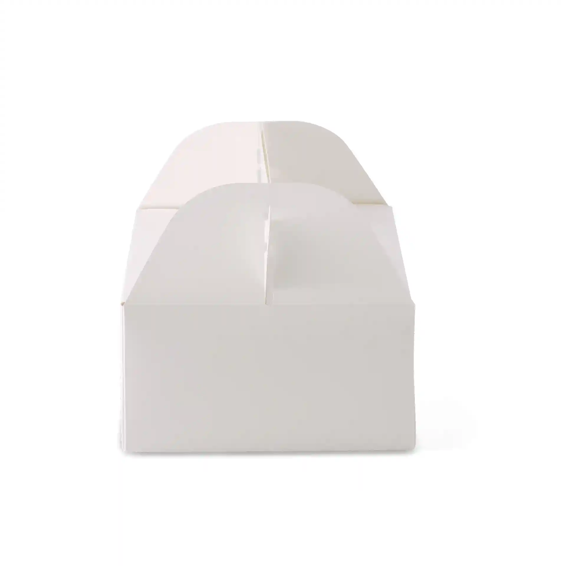 Witte rechthoekige kartonnen taartdoos met handvat, 26 x 17 x 9 cm, van voren weergegeven.