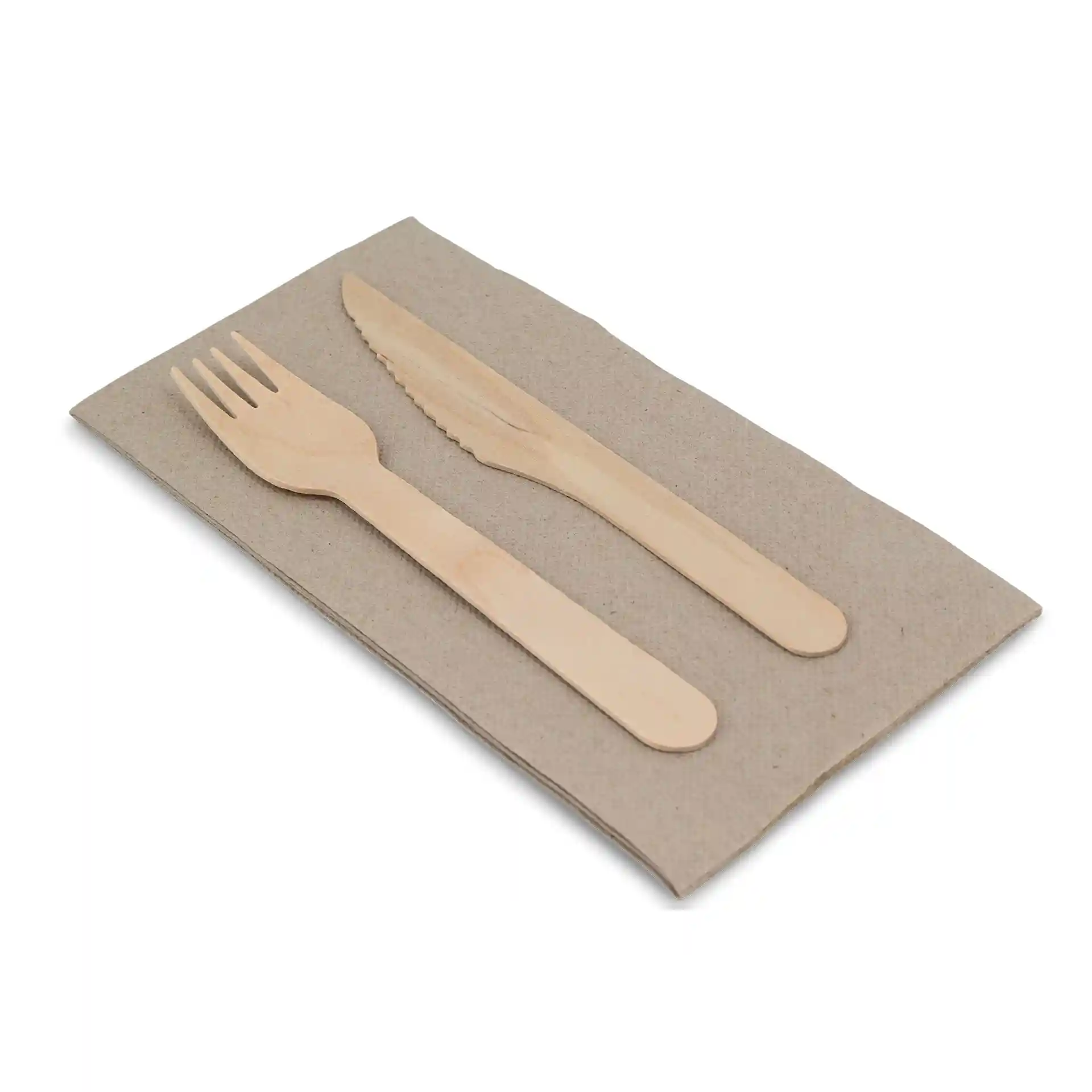 Set van houten vork en mes op een rechthoekige ongebleekte papieren servet.
