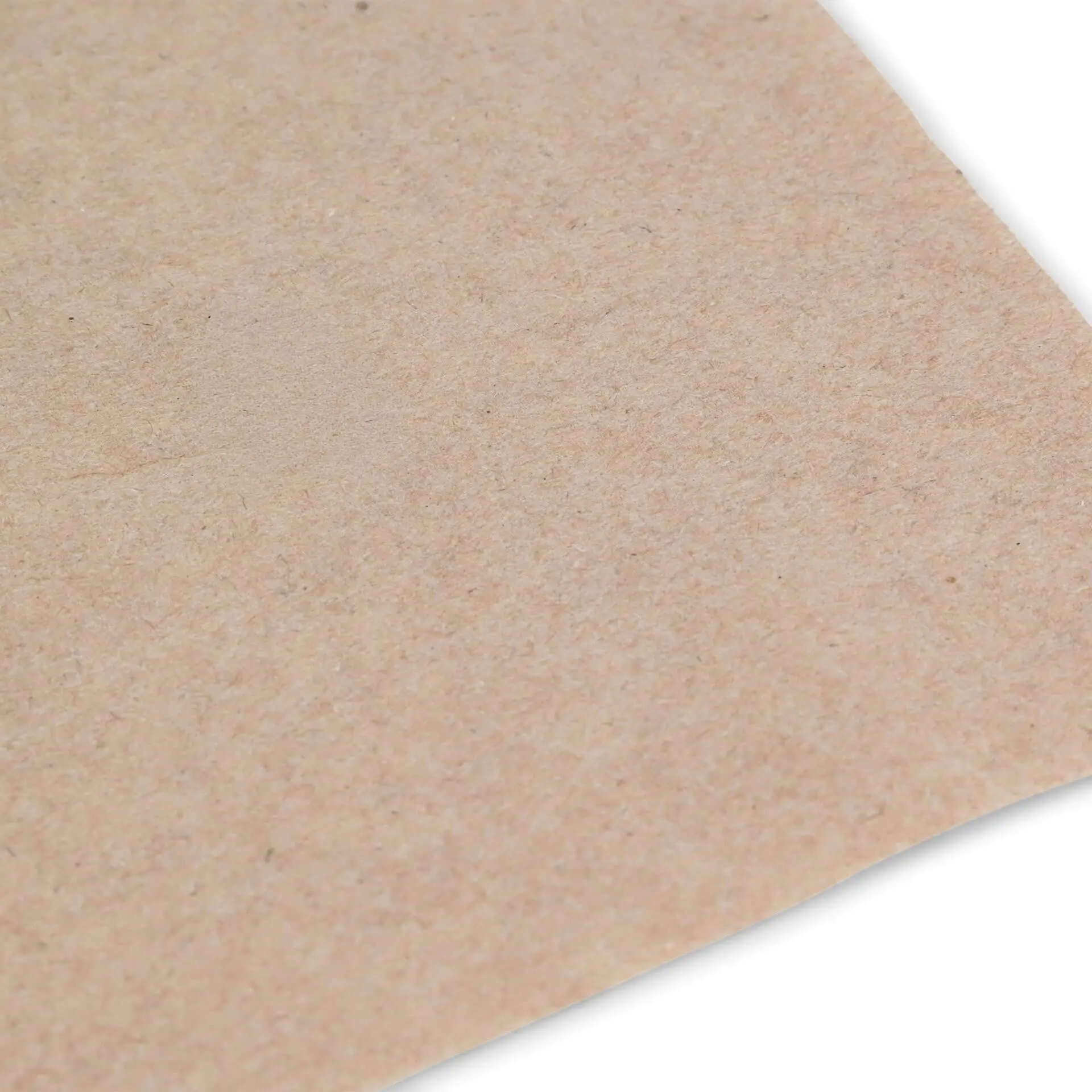 Afbeelding van een ongebleekte papieren servet met een gedrukt recycling symbool en tekst die aangeeft dat het van gerecycled materiaal is gemaakt.