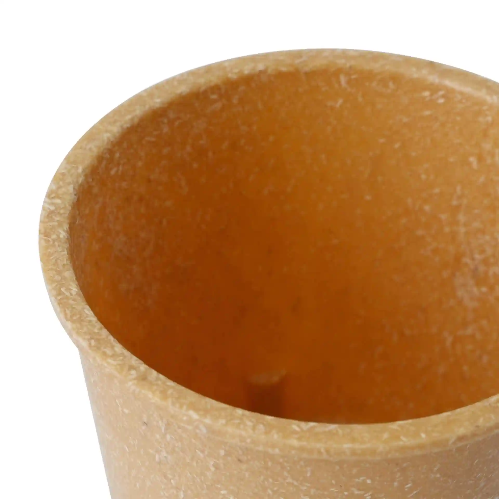 Close-up van een bruine herbruikbare beker met een ronde vorm, gemaakt van een biologisch compoundmateriaal.