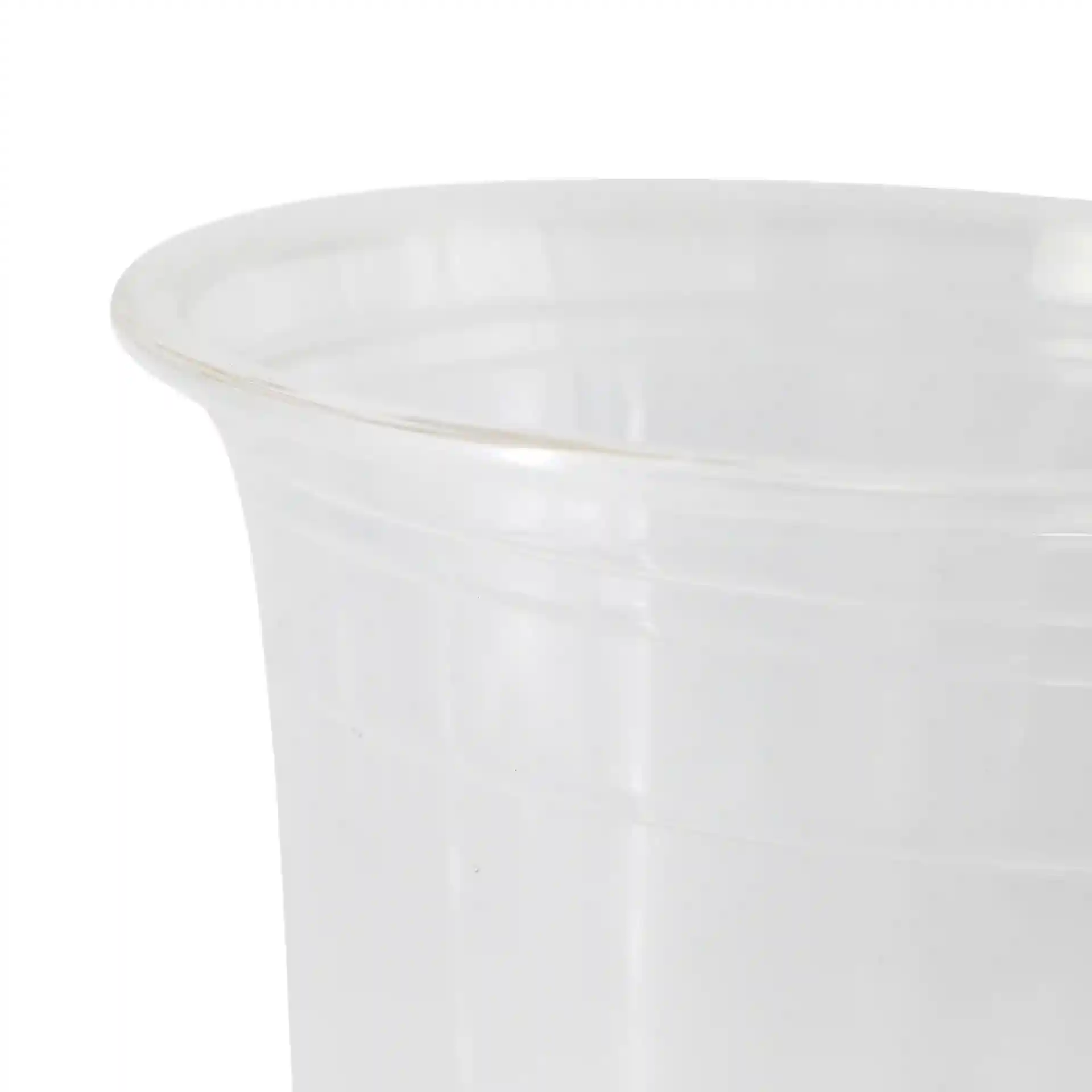 Close-up van een heldere PLA-plastic beker met een diameter van 95 mm en een hoogte van 110 mm.