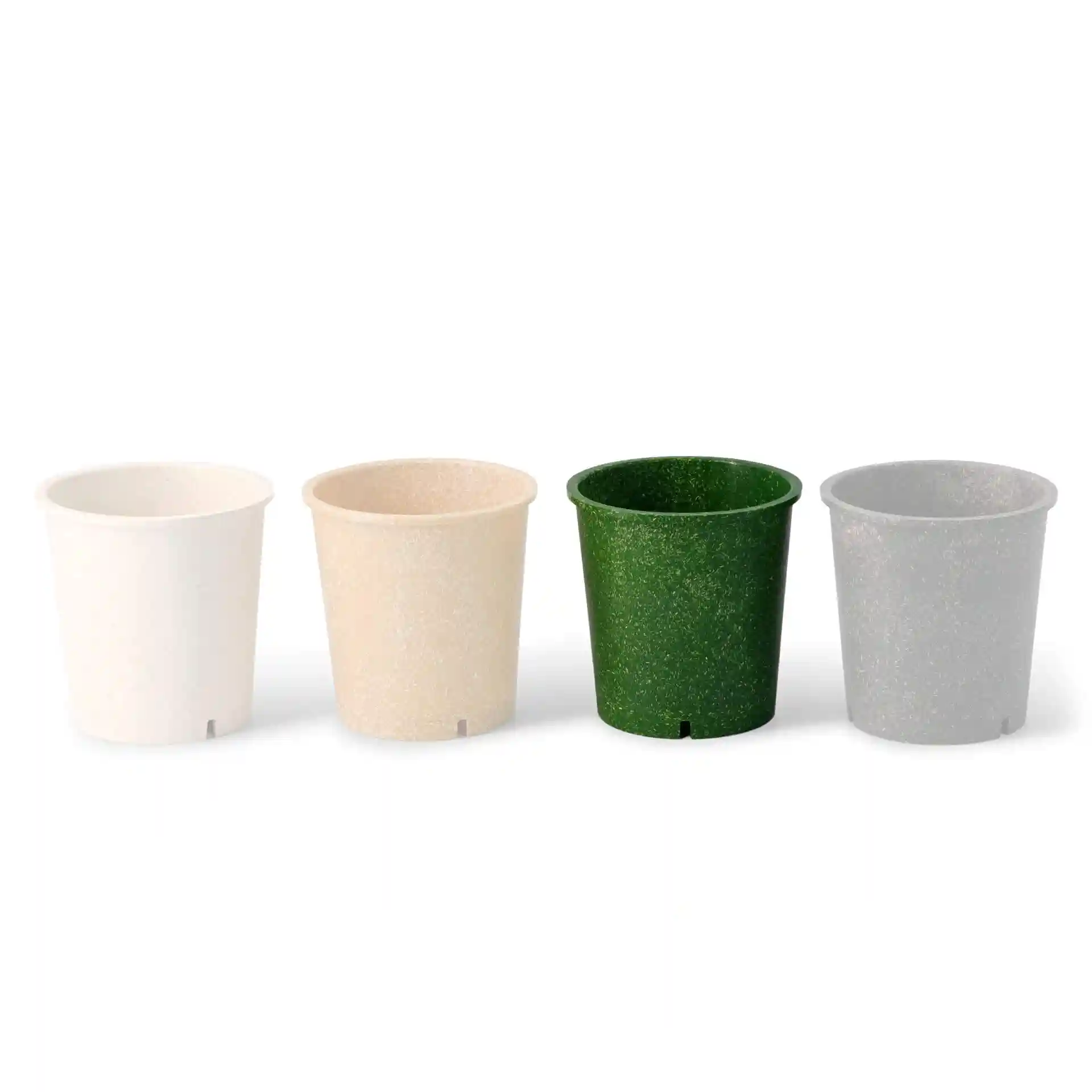 Vier herbruikbare bekers in wit, beige, groen en grijs, elk met een ronde vorm en een afvoergat aan de onderkant.