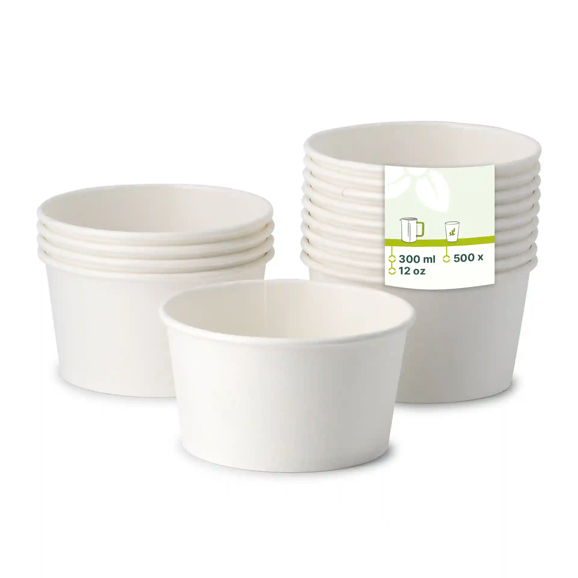 Stapel witte papieren soepcontainers met een label dat volume en hoeveelheid aangeeft, op een effen achtergrond.