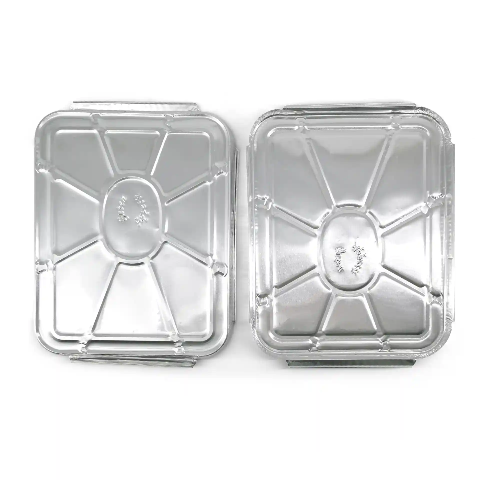 Twee rechthoekige aluminiumdeksels voor een maaltijdtray met twee compartimenten, met een gladde metalen oppervlakte en duidelijke compartimentcontouren.