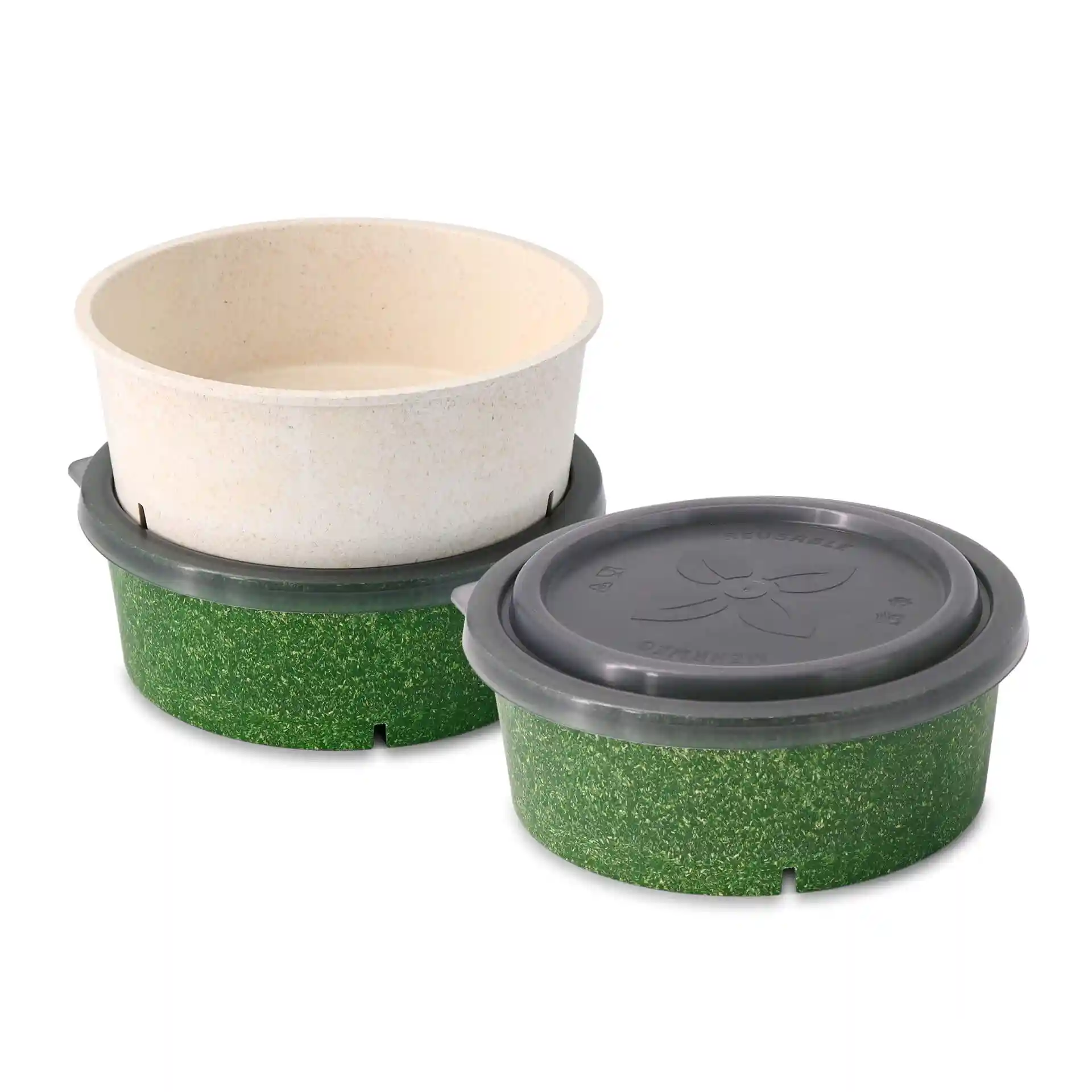 Twee ronde kommen, één beige en één groen, met een grijze herbruikbare deksel op de groene kom.