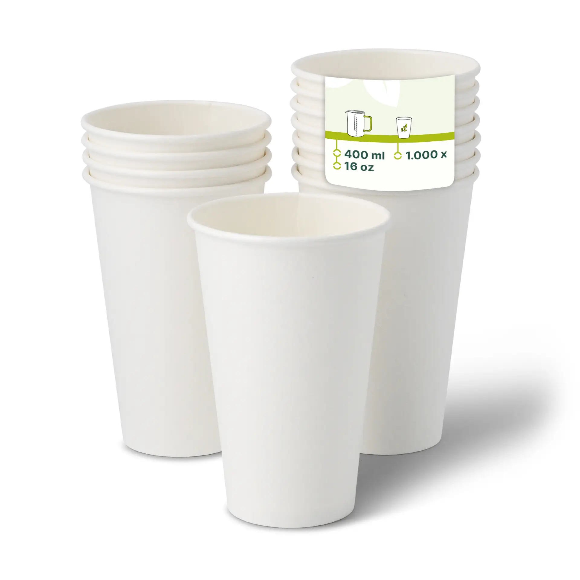 Een witte papieren beker (16 oz) scherp in beeld, met gestapelde bekers op de achtergrond; label toont bekerspecificaties en ontwerpelementen.