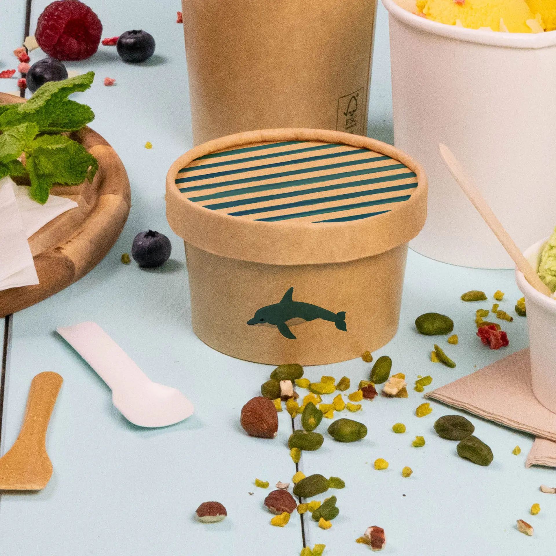 Bruine kartonnen deksel voor ijscoupes met teal gestreept ontwerp en dolfijngrafiek, geschikt voor verschillende voedselsoorten.