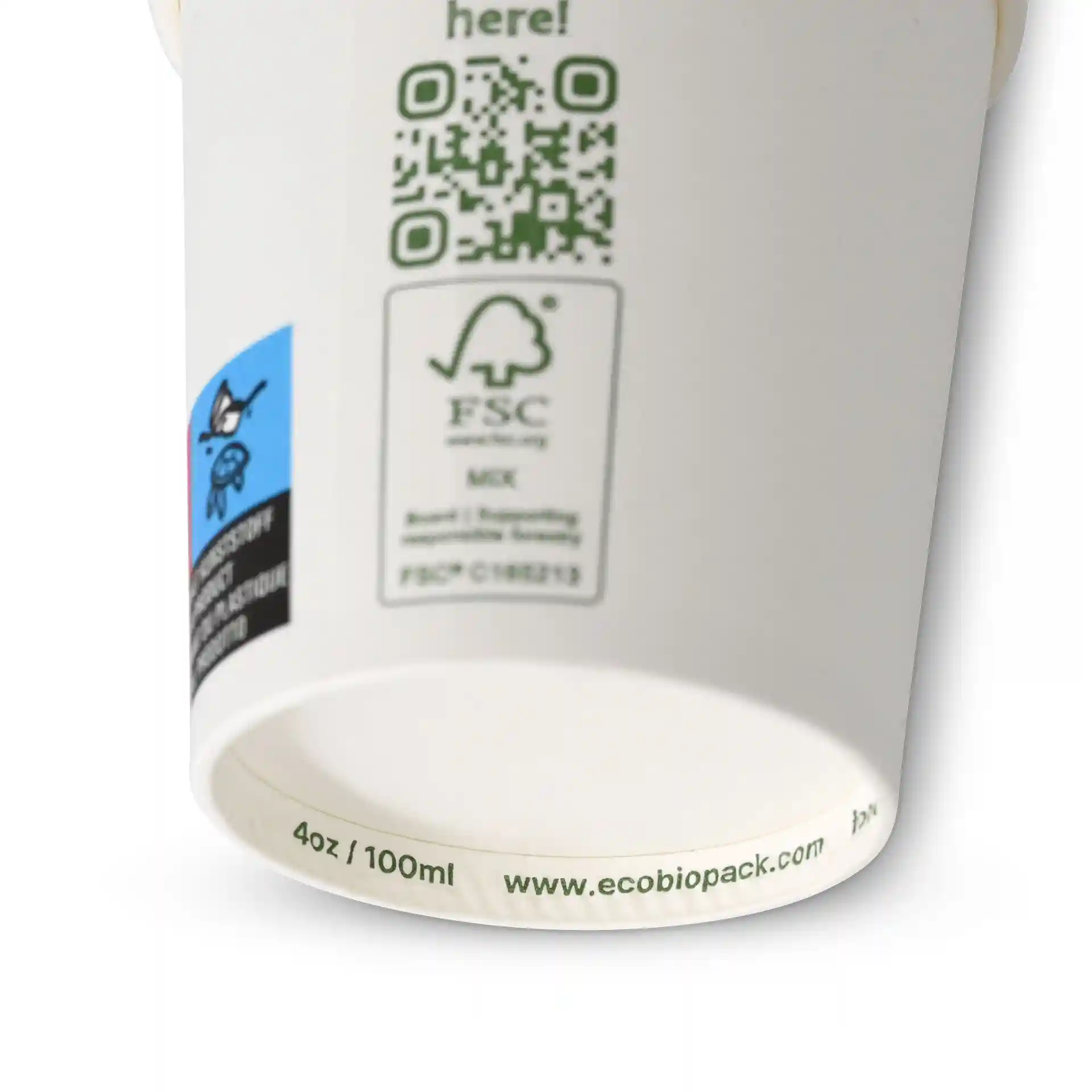 Witte beker met een diameter van 62 mm, met een QR-code en FSC-logo aan de zijkant.