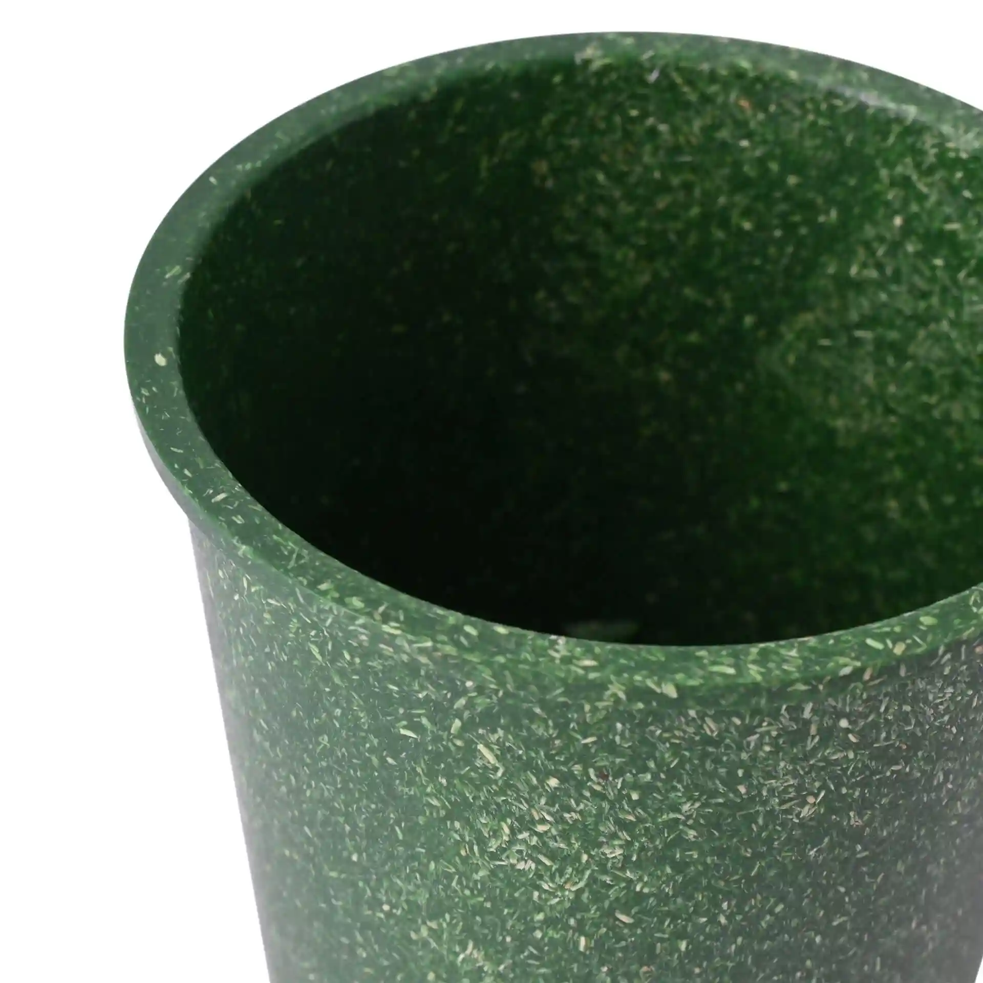 Groene herbruikbare beker met ronde vorm, gemaakt van bio-compound, toont de binnenkant en de bovenrand.