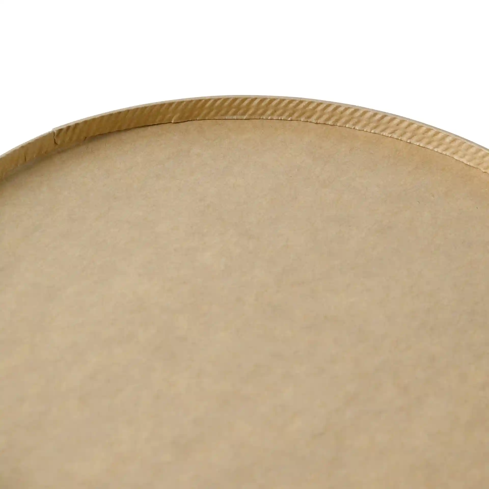 Ronde bruine kartonnen kom met zichtbare rand, gladde oppervlakte en milieuvriendelijke coating.