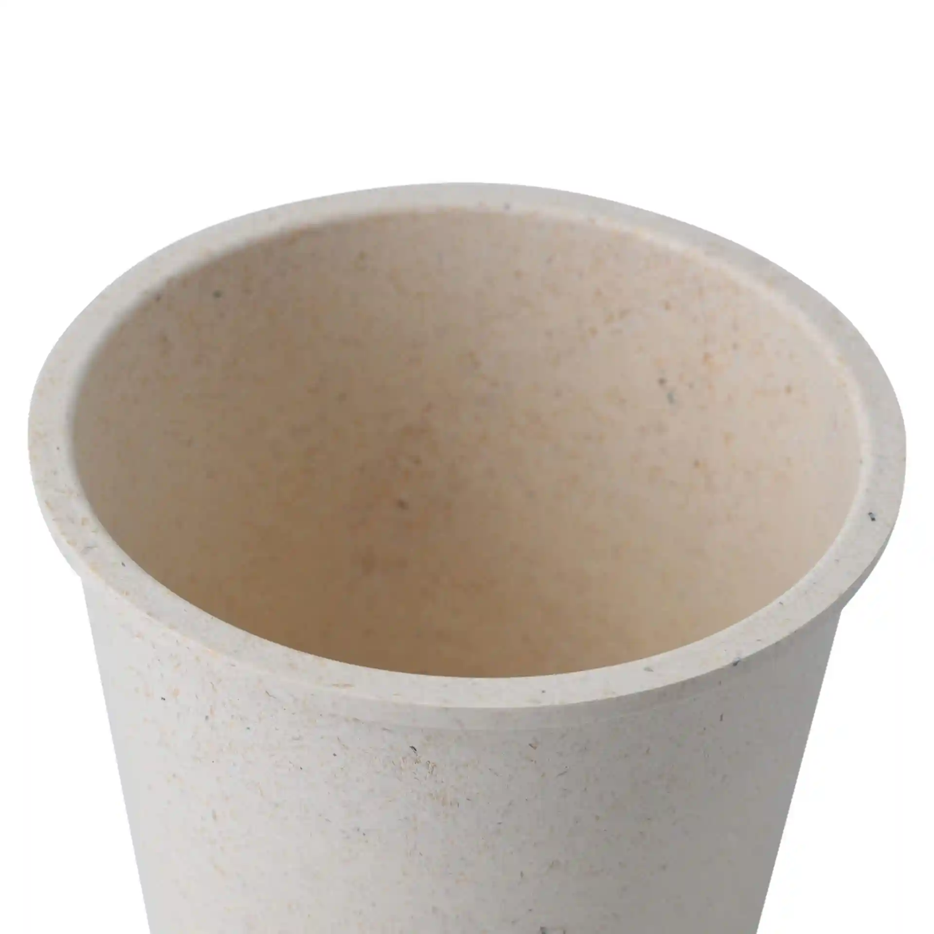 Close-up van een crème-witte herbruikbare beker van een biocompound, met zicht op de binnenkant en afgeronde rand.