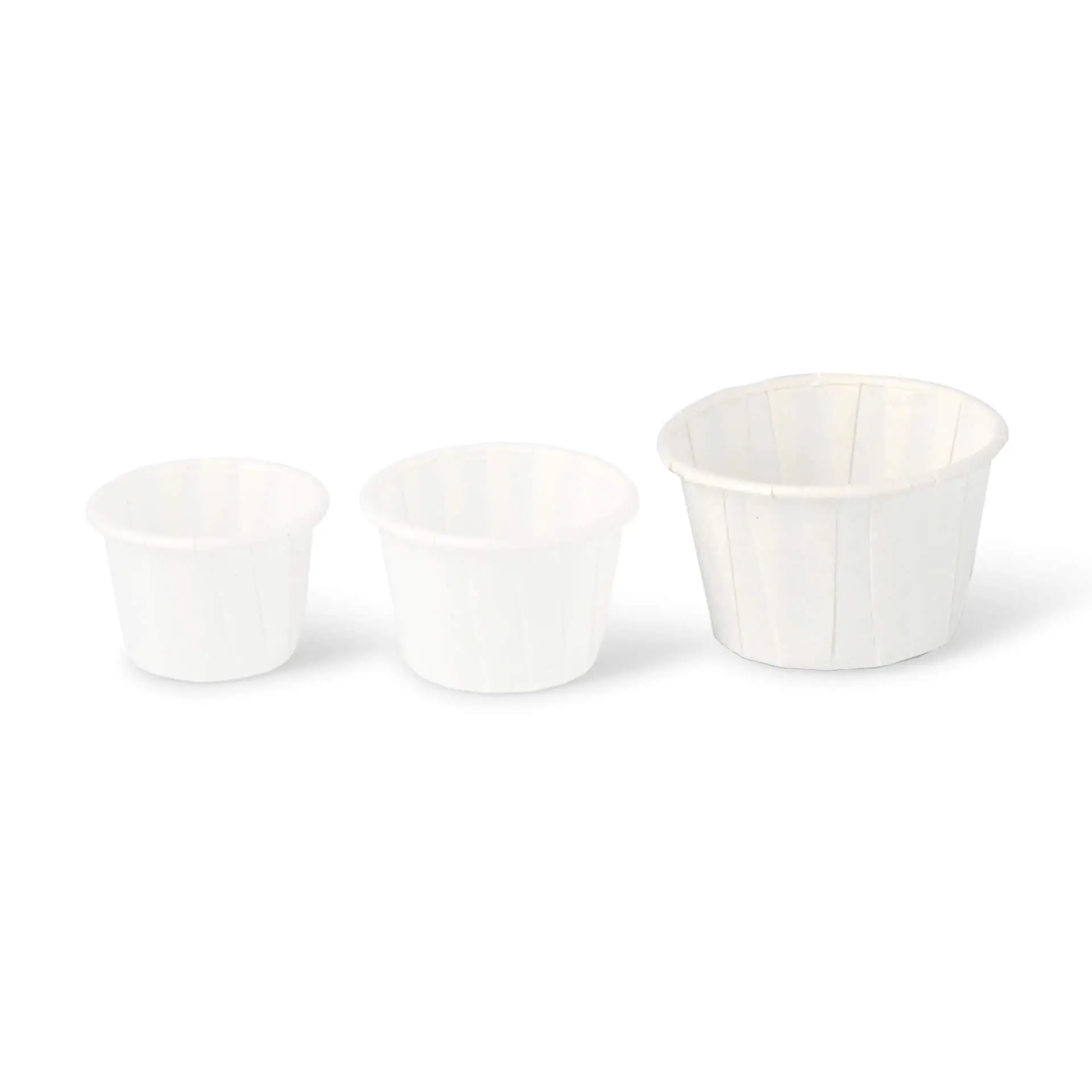 Drie witte bekers in verschillende maten, geschikt voor dips of kleine porties, weergegeven op een effen achtergrond.