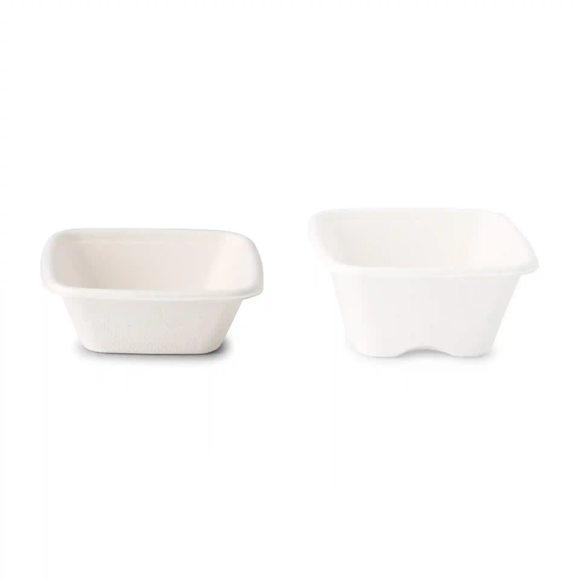 Afbeelding van twee vierkante witte bagasse bekers, de een iets groter dan de ander, op een effen achtergrond.