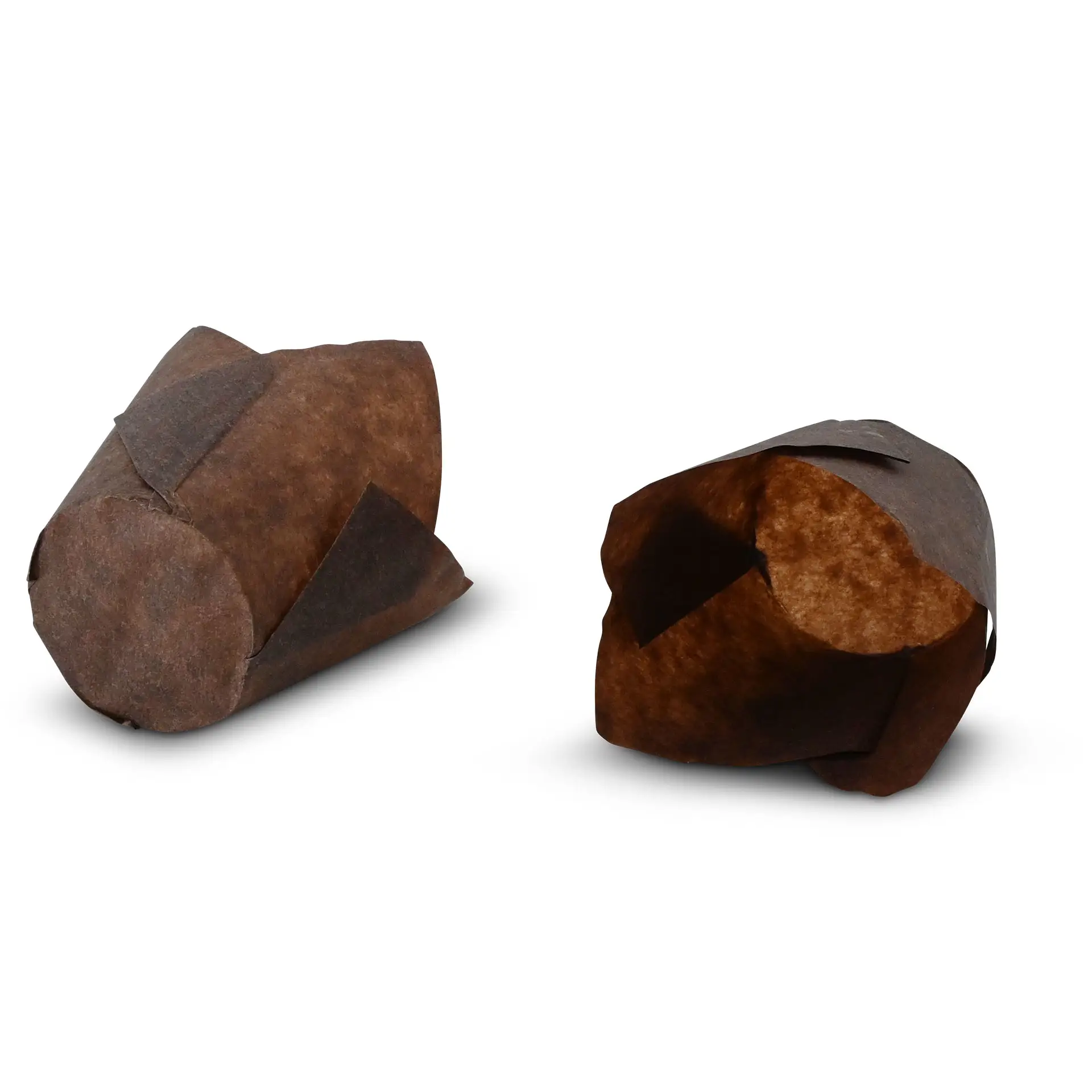 Twee bruine vetvrije papieren muffincups met een open bovenkant, geschikt voor het bakken van muffins en cupcakes.