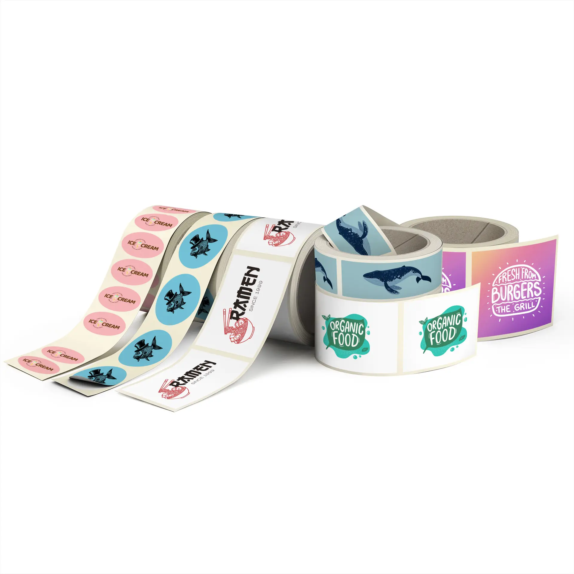 Rollen met op maat gemaakte labels in verschillende ontwerpen, kleuren en vormen voor verpakking en branding.
