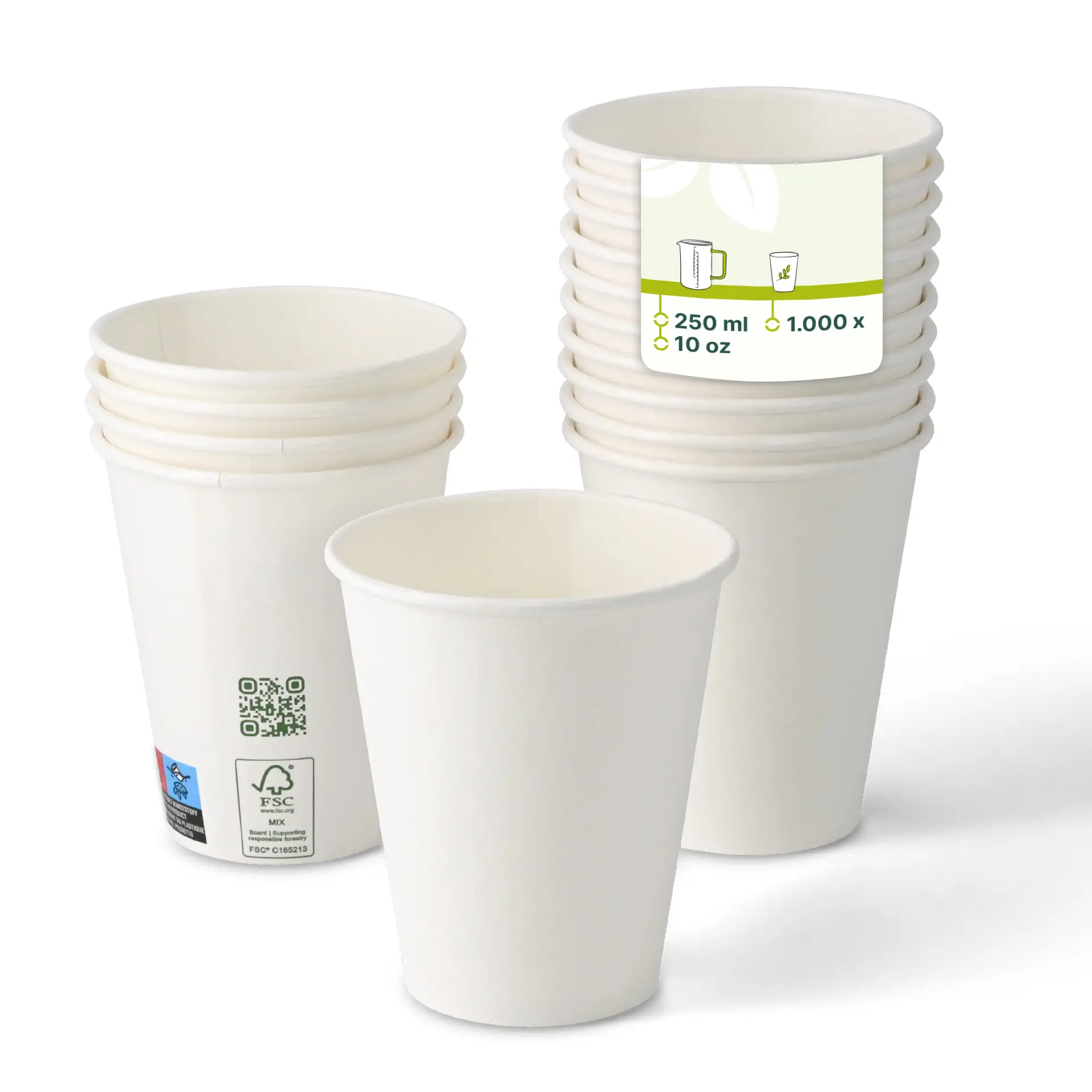 Stapeltje witte papieren bekers met een enkele beker ervoor, die een PLA-gecoate oppervlakte en een label met productdetails toont.