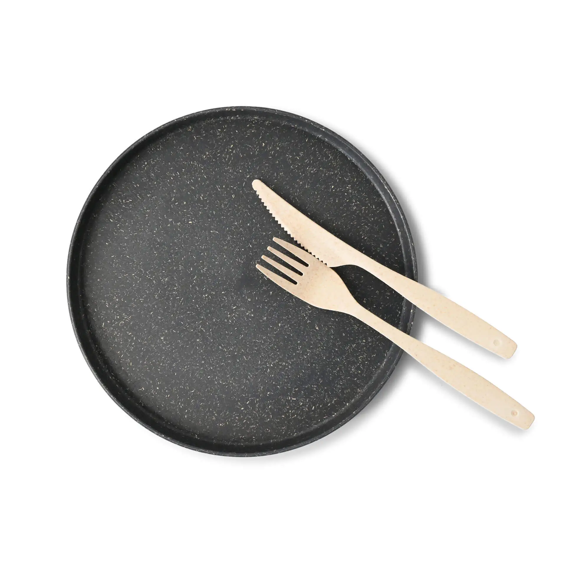 Rond grijs bord met een diameter van 20 cm, vergezeld van een houten mes en vork.