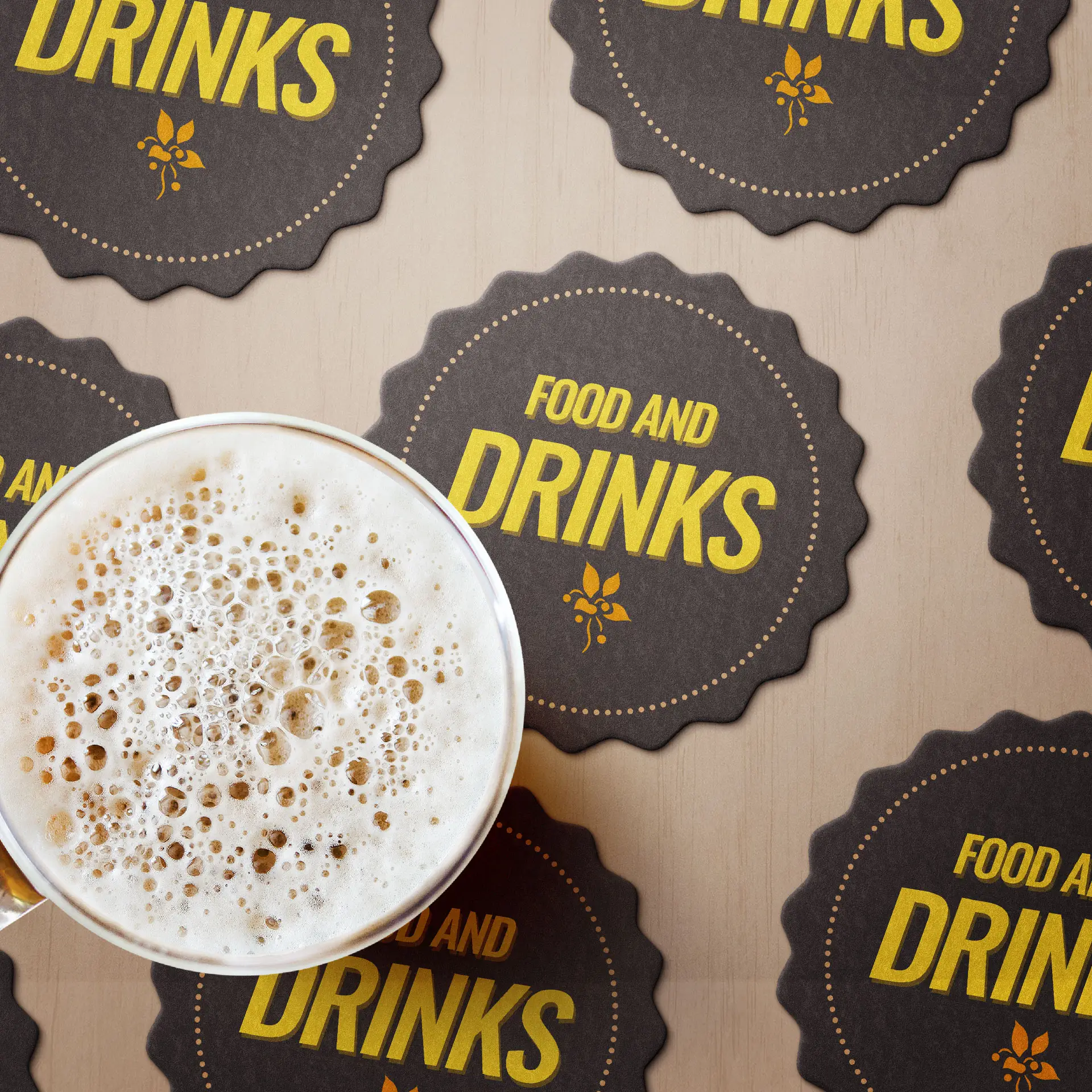 Een glas bier op verschillende bedrukte onderzetters in de vorm van flesdoppen met de tekst "VOEDSEL EN DRANKEN."