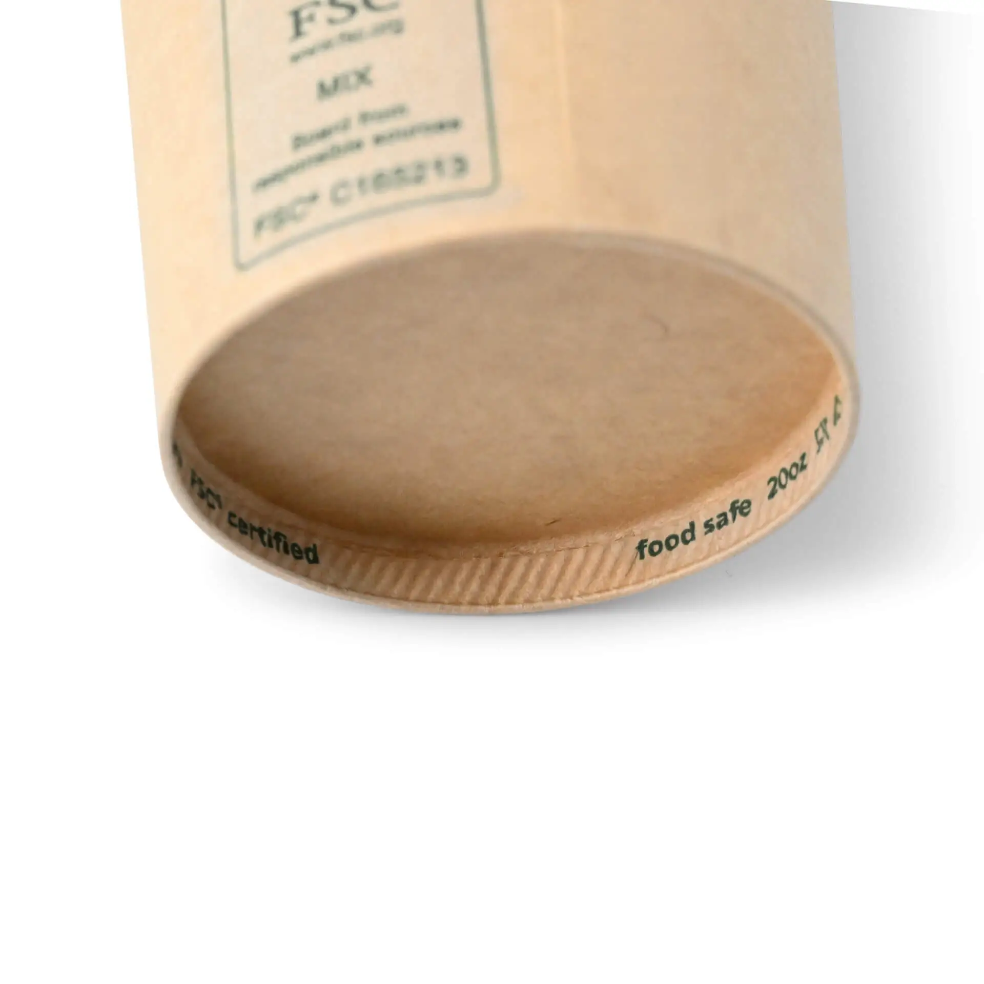 Bruine papieren beker met een inhoud van 20 oz, voorzien van een PE-gecoate afwerking en markeringen die voedselveiligheid en composteerbaarheid aangeven.