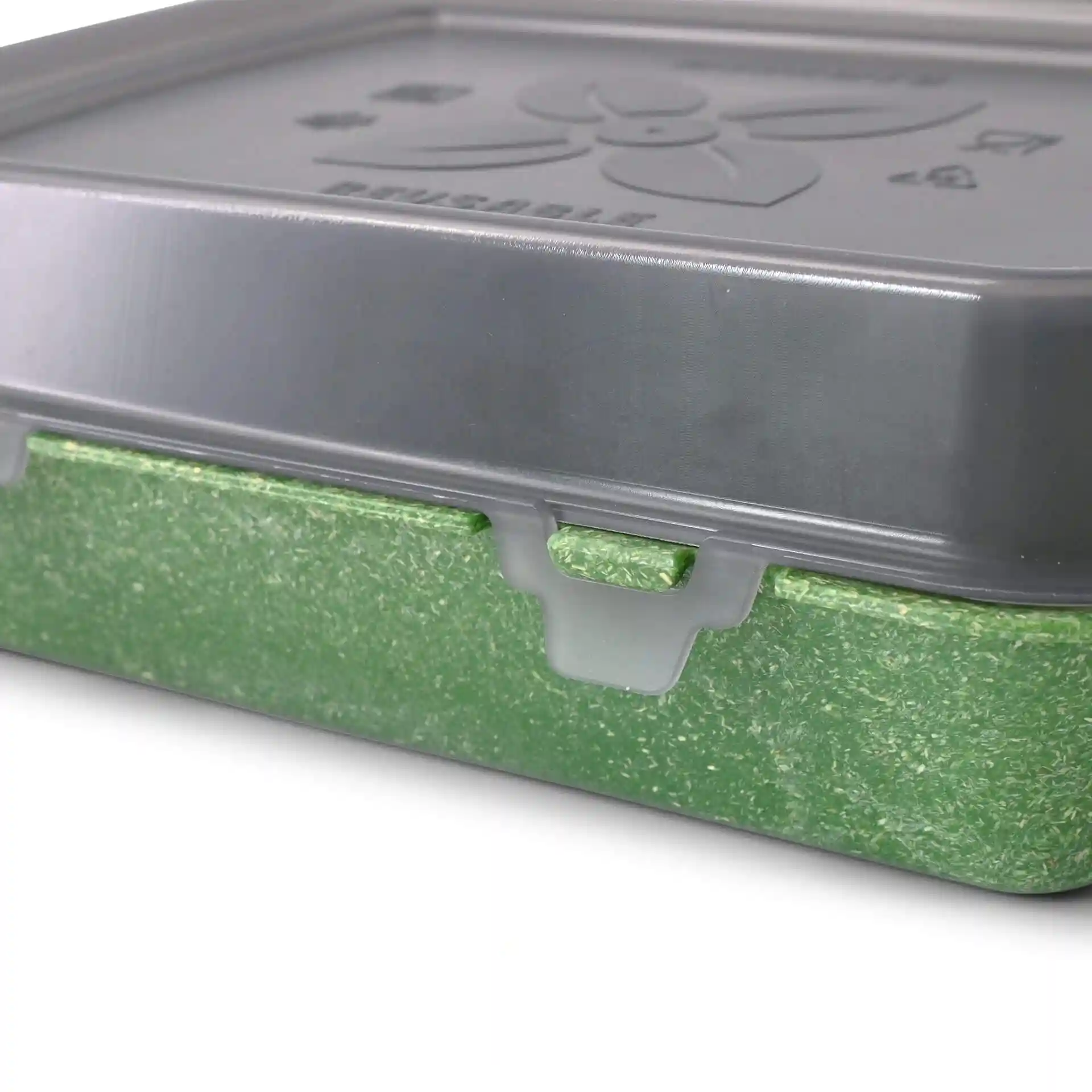 Zijaanzicht van een rechthoekige herbruikbare container met een grijze deksel en een groene basis van PP-materiaal.
