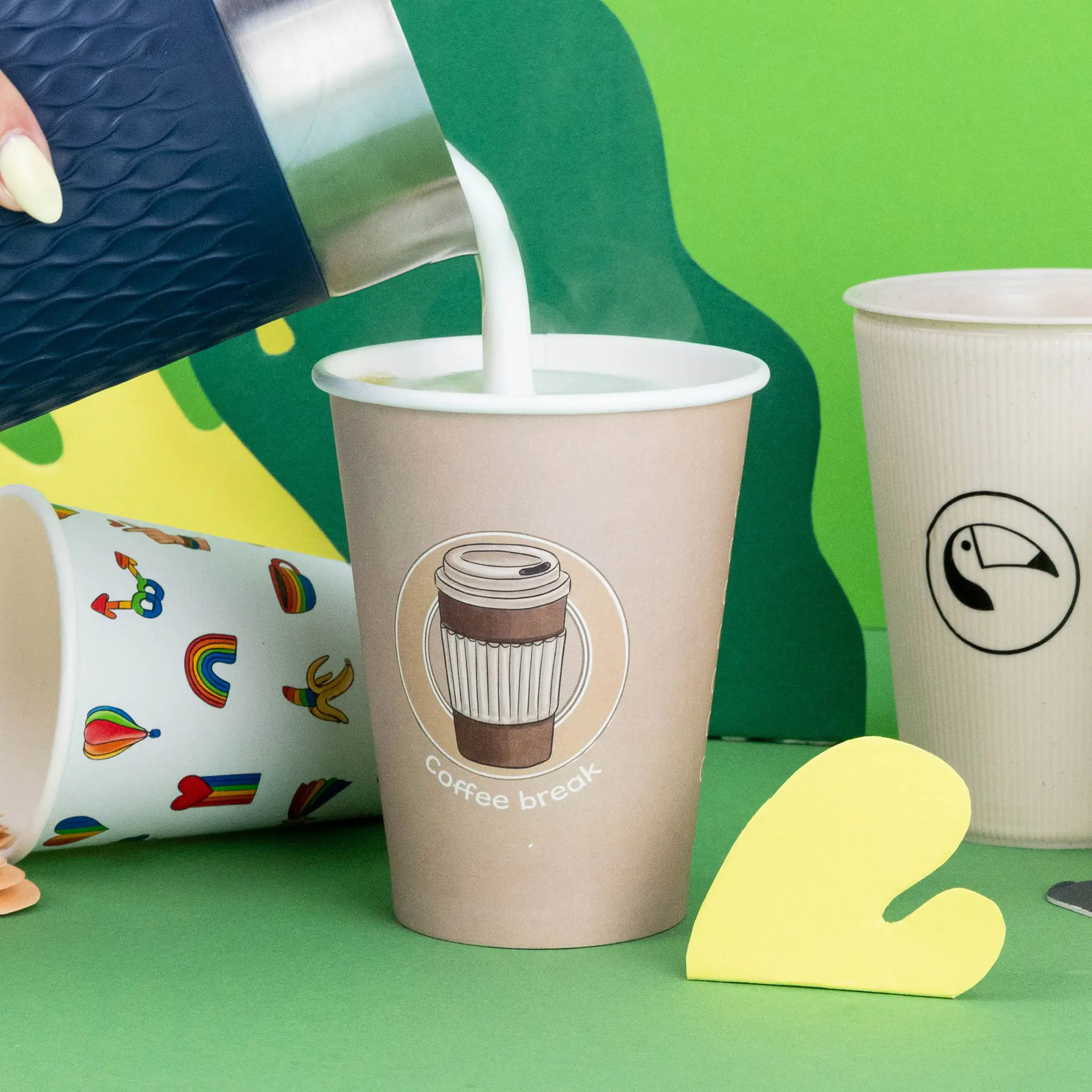Een 300ml papieren beker met een aangepast ontwerp met lichtblauwe patronen en een witte deksel, geplaatst op een houten oppervlak.
