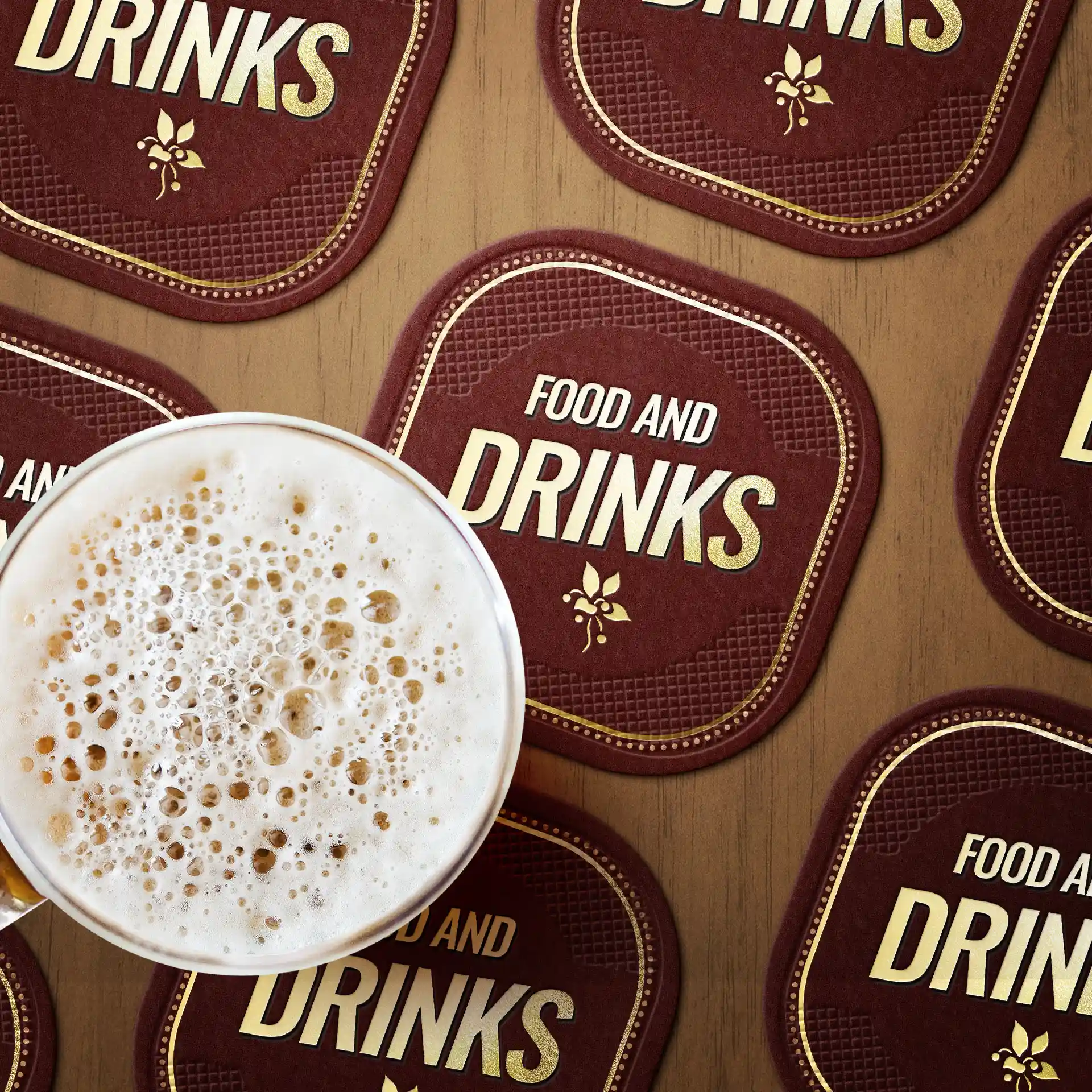 Afbeelding van een ronde bedrukte drinkonderzetter met een bierglas erop, met de tekst "VOEDSEL EN DRANKEN" in goud op een kastanjebruine achtergrond.