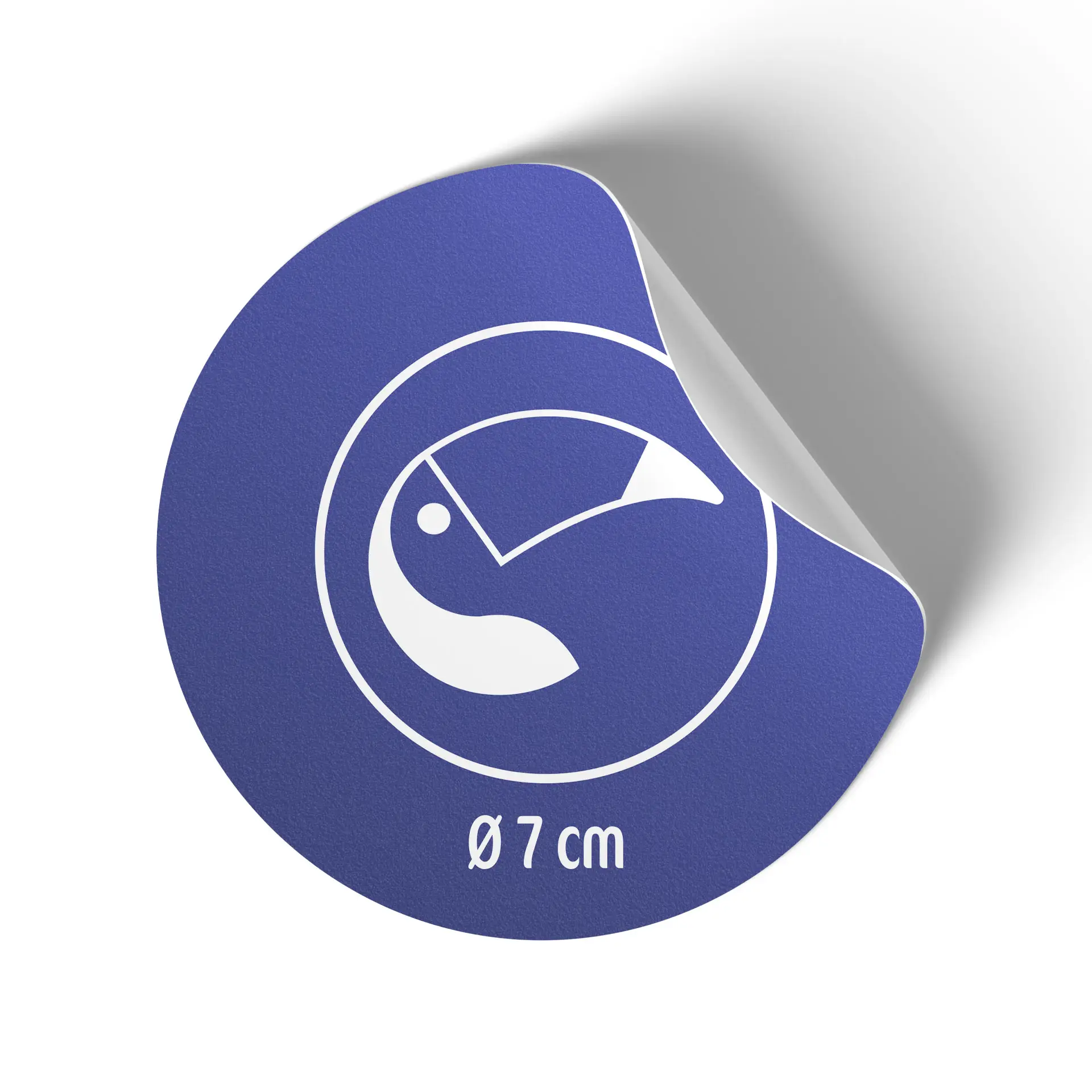 Ronde 7 cm witte matte etiketrol met een blauw ontwerp en een symbool, gedeeltelijk losgetrokken.