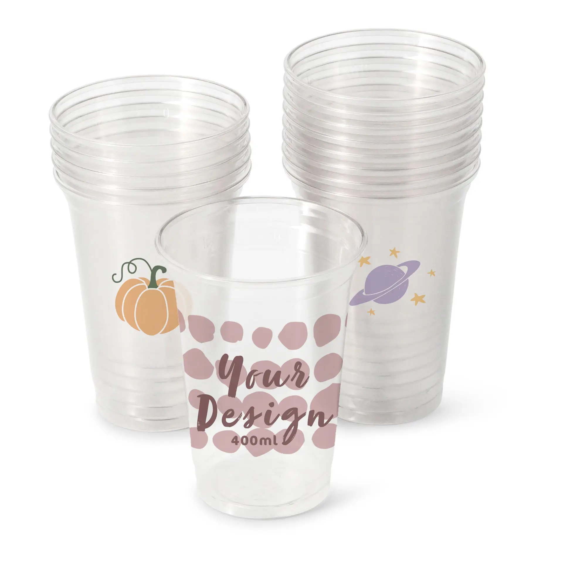 Een heldere 16 oz rPET beker met een ontwerp met de tekst "Jouw Ontwerp", omringd door verschillende soortgelijke gestapelde bekers met andere graphics.