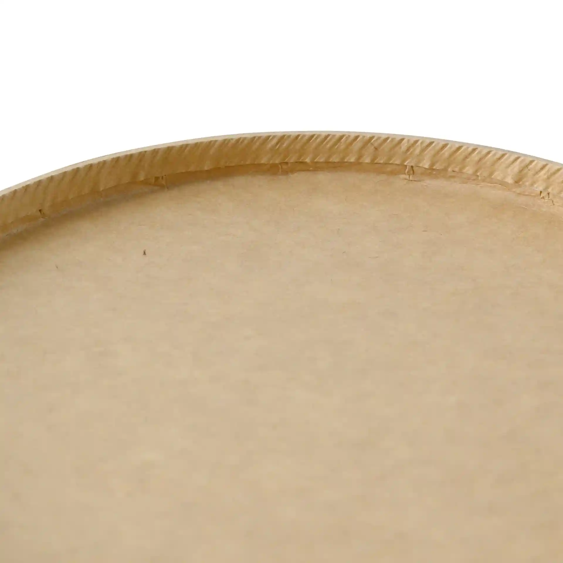 Close-up van de rand van een ronde bruine kartonnen kom met een zichtbare coating.